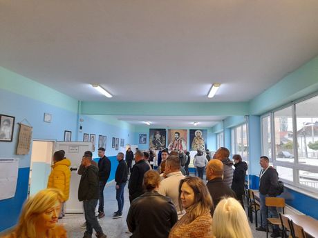 Srbi iz Gornjeg Kusca u Novom Brdu sa trobojkama na glasanje Srbi iz Gornjeg Kusca u Novom Brdu sa trobojkama na glasanje