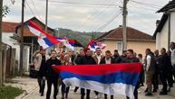 Ovako su Srbi sa trobojkama krenuli na glasanje