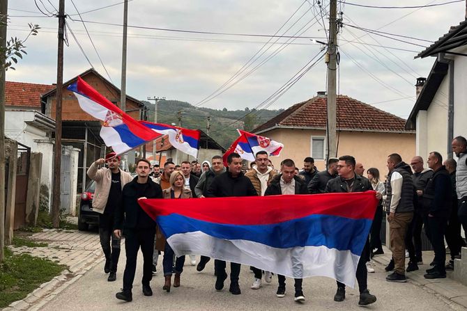 Srbi iz Gornjeg Kusca u Novom Brdu sa trobojkama na glasanje