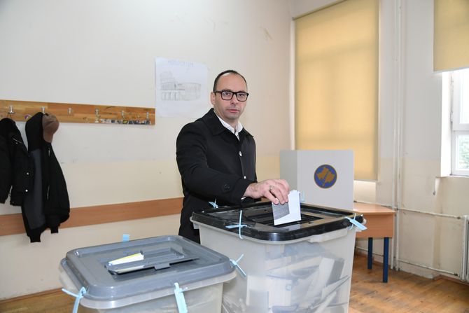 Igor Simić glasao u Kosovskoj Mitrovici Igor Simić glasao u Kosovskoj Mitrovici