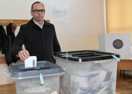 Igor Simić glasao u Kosovskoj Mitrovici Igor Simić glasao u Kosovskoj Mitrovici