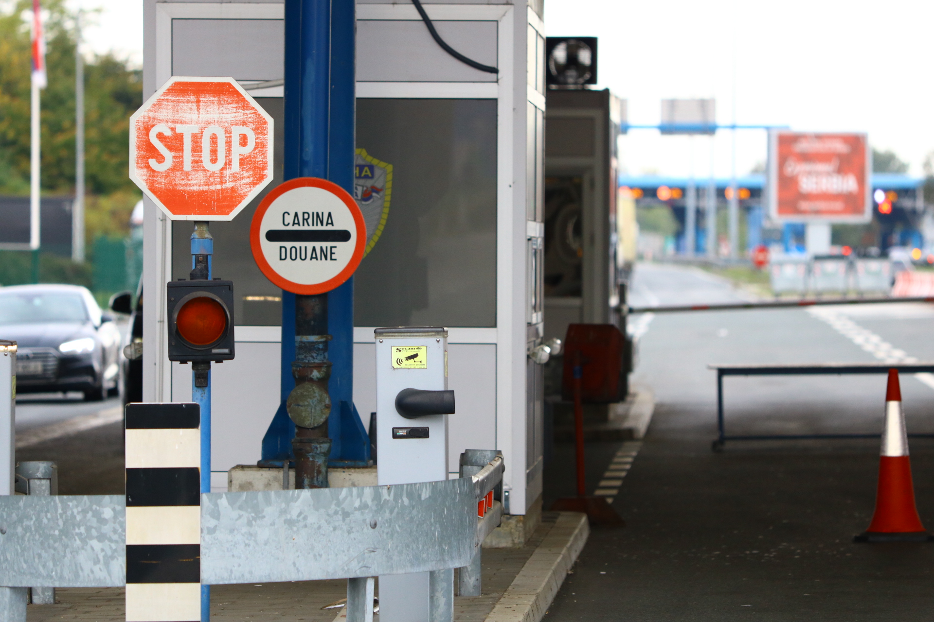 Za ablendovanje kazna 260 evra! Nek se spreme vozači iz Srbije: Za neplaćene prekršaje, "ceh" čeka na granici