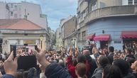 Skadarlijom odjekuje "Beograđanka": Devojka sa ružom stoji nepomična, ljudi u suzama