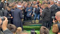 Sahranjen Halid Bešlić: Sin ušao u grob, ispoštovan običaj! Kod groba detalj koji u islamu ima jaku simboliku