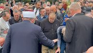 Halid Bešlić sahranjen bez pesme: Nakon što su telo spustili u grob, počela je fatiha