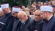 Sedmorica efendija, sin Halida Bešlića i Dino Merlin u prvom redu ispred sanduka: Ovako ispraćaju pevača