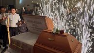 Mrtvački sanduk u Paraćinu otvorili uz prskalice i pesmu, a iz njega krenuo SUVI LED: Ovo ima samo u Srbiji!