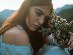 žena, portret, cveće