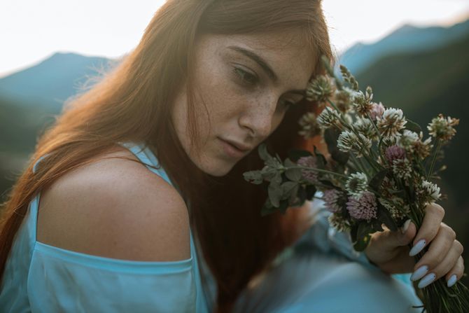 žena, portret, cveće