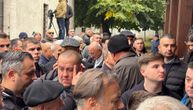 Počela dženaza Halidu Bešliću, sin Dino se ne odvaja od svoje dece: Ovi snimci su dokaz koliko su ga voleli