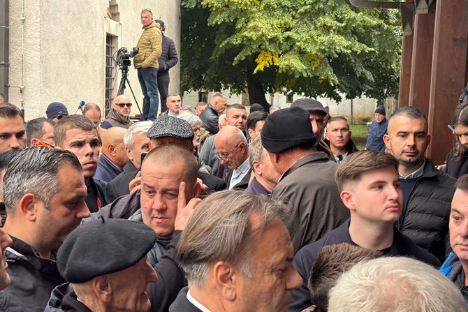 Porodica na dženazi, sahrana Halida Bešlića