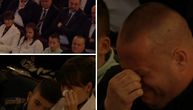 Ovo su najpotresnije scene sa komemoracije Halidu Bešliću: Snajka čvrsto grli sina i plače, unuci nemi od bola