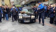 Tužna povorka krenula ka groblju, u ovome prevoze sanduk sa Halidovim telom: Policija na svakom koraku