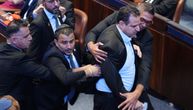 Drama u sali tokom Trampovog govora: Svi skočili, izvode ljude napolje