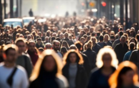 Ljudi pešaci gužva ulica