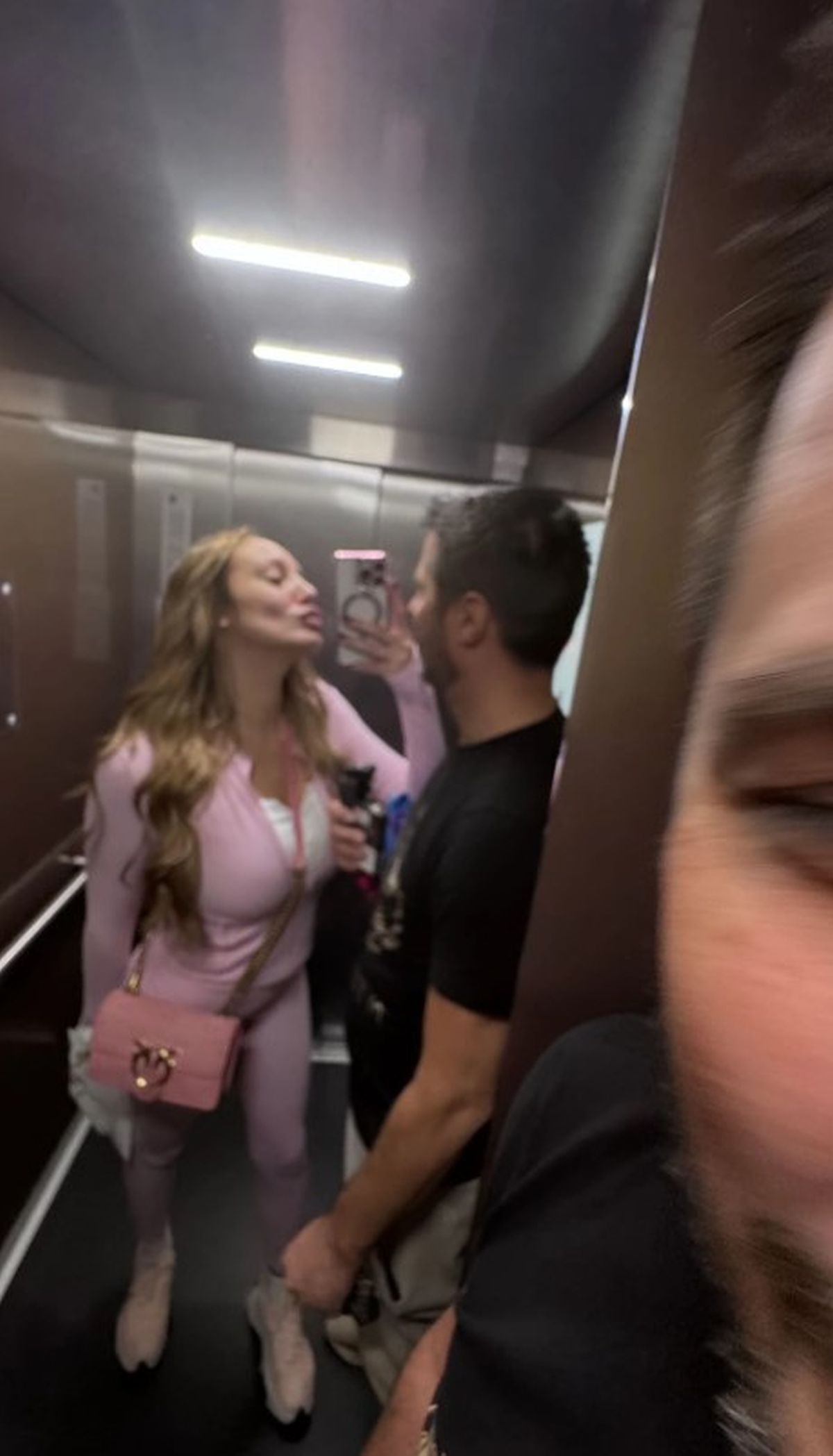 Luna u uskim helankama krenula na Marka u liftu: Uključila kameru, pa usnimila provokativnu scenu