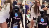 Lepotica imala hit susret sa robotom: Prišla mu u miniću, usledilo nešto što je nasmejalo svet!