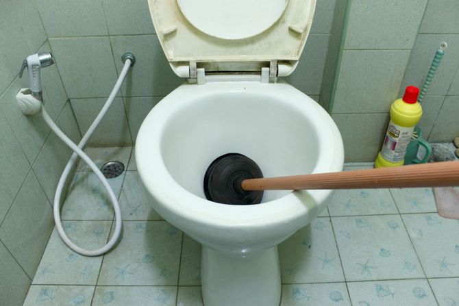zapušena wc šolja zapušena wc šolja