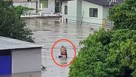 Baka i deka se čvrsto grle dok oko njih bujica nosi sve: Dirljiv snimak obišao svet, postali su simbol nade
