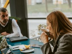 Stariji muškarac i mlađa žena, ilustracija