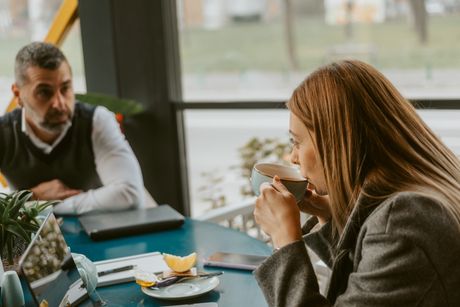 Stariji muškarac i mlađa žena, ilustracija