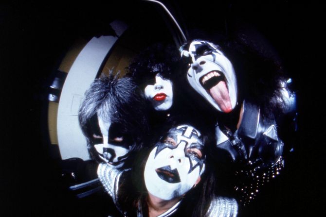 KISS KISS