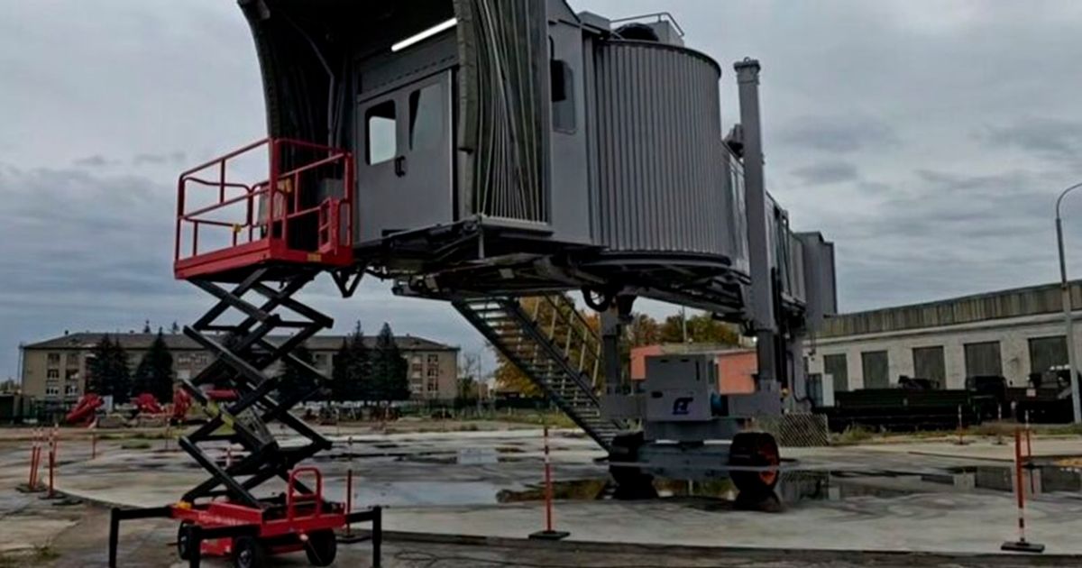 Ovo je trenutak kada su se srušile stepenice na aerodromu u Grčkoj: Novinari povređeni i završili u bolnici
