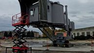 Ovo je trenutak kada su se srušile stepenice na aerodromu u Grčkoj: Novinari povređeni i završili u bolnici