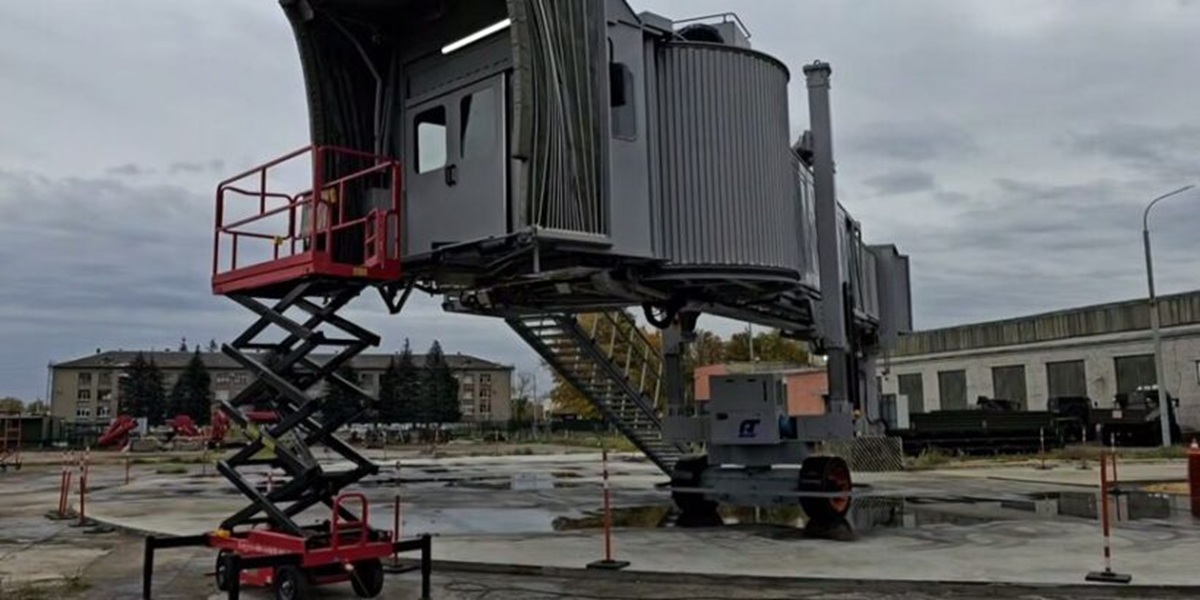 Ovo je trenutak kada su se srušile stepenice na aerodromu u Grčkoj: Novinari povređeni i završili u bolnici
