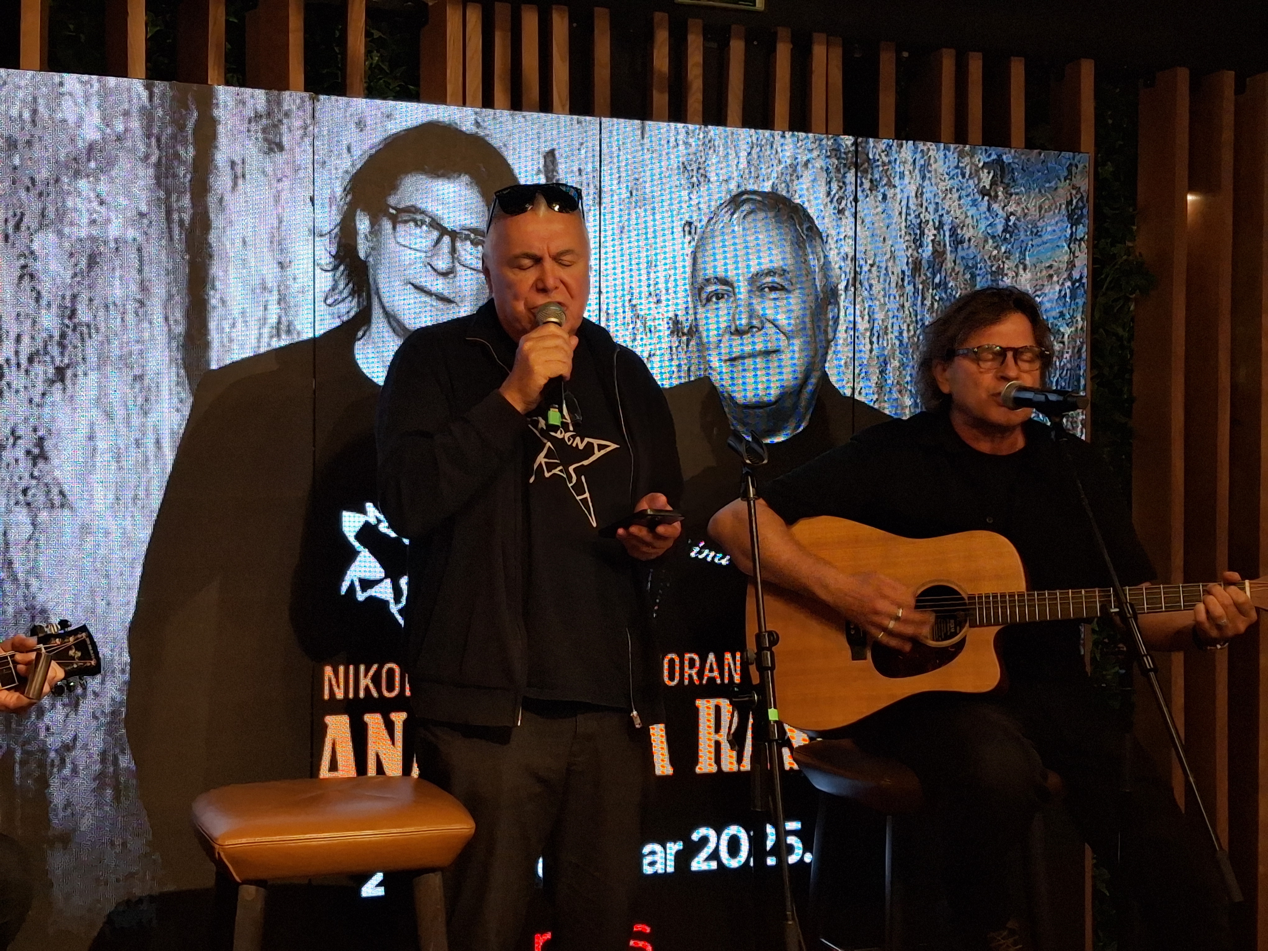 Zoran Predin i Nikola Čuturilo sa Analognom Rasom slave nagradu "Neki Rok 2025" na sceni BitefArtCafe-a