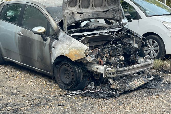 Zapaljen automobil, Karaburma Zapaljen automobil, Karaburma