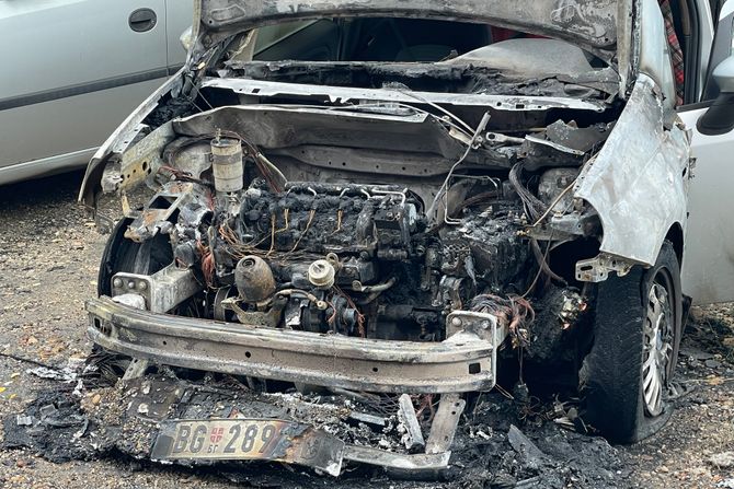 Zapaljen automobil, Karaburma Zapaljen automobil, Karaburma