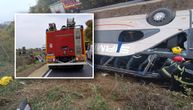 Jezive slike s mesta tragedije: Autobus na krovu, vatrogasci izvlače putnike nadljudskim naporima, ima MRTVIH