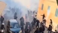 Opšti haos u Italiji! Masovna tuča navijača na ulici, "sevale" štangle i baklje