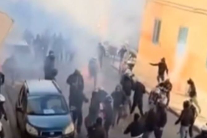 Tuča navijača pred meč Piza - Verona