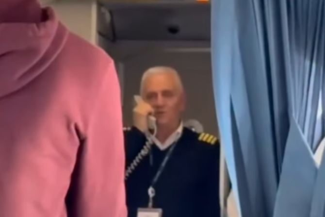 Pilot se oprostio od putnika pred penziju Pilot se oprostio od putnika pred penziju
