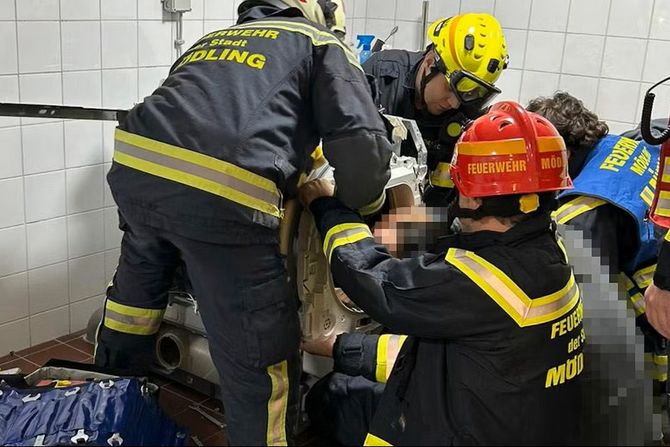 Vatrogasci, spasavanje, devojčica, 13, sušilica za veš Vatrogasci, spasavanje, devojčica, 13, sušilica za veš