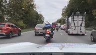 Kakvi majstori na motorima! Francuski policajci “plešu” po asfaltu dok čiste put za Hitnu pomoć