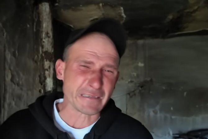 Grči školski drugovi prave kuću