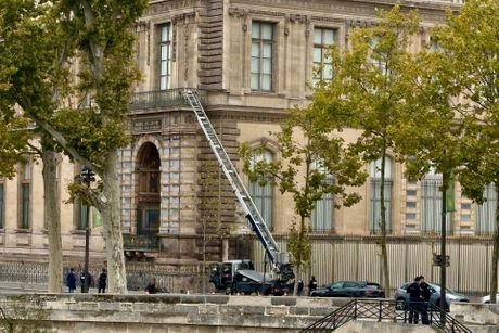 Muzej Luvr pljačka Pariz građevinska platforma Muzej Luvr pljačka Pariz građevinska platforma