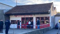 Uklanja se natpis "UČK" sa vrata servisa na koji je bačena bomba: Policija već tri sata pretražuje teren