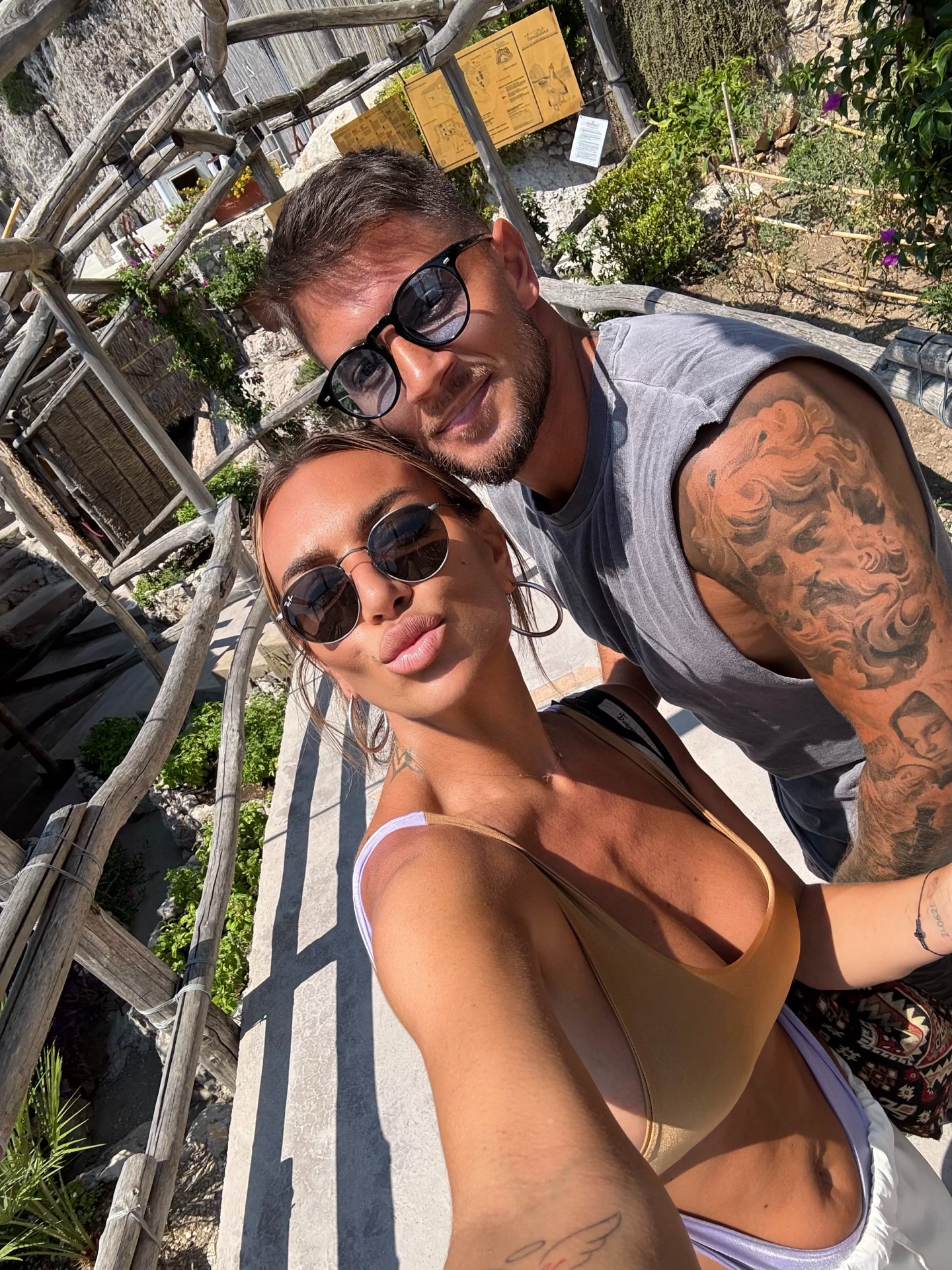 Pevač oženio koleginicu stariju pet godina, a sad čekaju bebu: Ona pozirala sa trudničkim stomakom do zuba