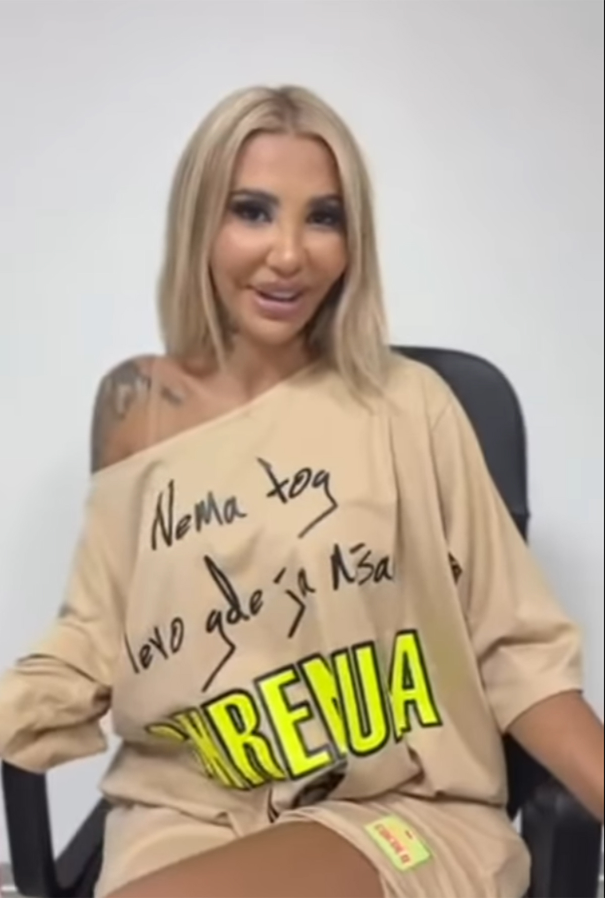 Šok transformacija Aneli Ahmić! Pojavila se nikad viđena fotka iz mladosti, niko je ne prepoznaje bez filera