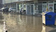 Potop u Novom Pazaru: Saobraćaj hitno obustavljen, podrumi pod vodom, građani spasavaju šta se spasiti može