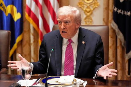 Donald Tramp, Volodimir Zelenski Donald Tramp, Volodimir Zelenski