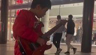Rok iz Kine osvaja Beograd: Mali gitarista sa samo 8 godina briljira u Knezu, odsvirao ceo solo OVOG HITA