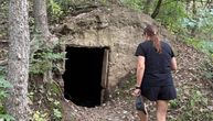 Šetali šumom, pa naišli na tajanstveni ulaz među drvećem: Nisu mogli da veruju kuda vodi