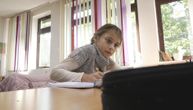 Eldina jedini đak u usamljenoj školi na srpskoj planini: Učiteljica prelazi 20 km da bi joj pružila znanje