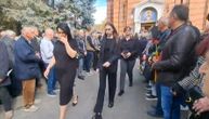 Uplakani izlaze iz crkve, ćerka Marija sa decom, a za njom voditeljka Gloria koju je general ludo voleo