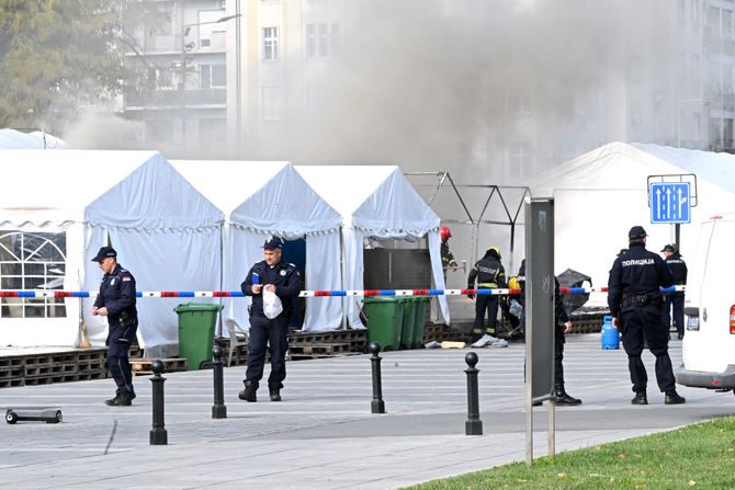 Požar ispred skupštine, gore šatori Požar ispred skupštine, gore šatori